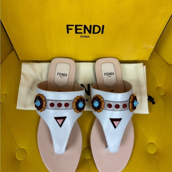 FENDI Sandals - Tong sandals Flat Studs leather white Size 6.5 - Picture 2 of 13